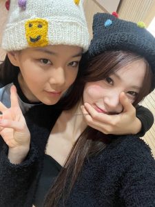 תמונה עם אחותה